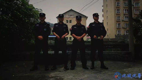 震區(qū)悲歌,，輔警挖到兒女生前衣物跪地痛哭的瞬間